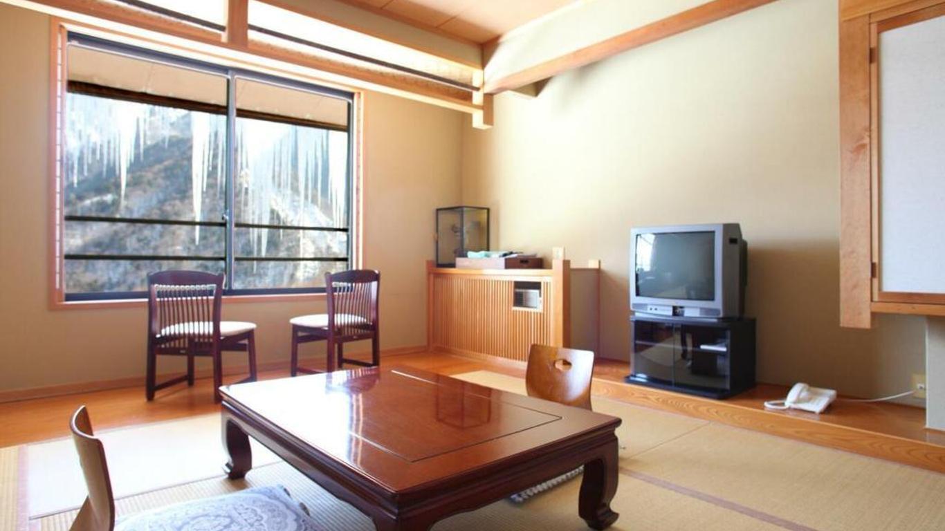 Nakanoyu Onsen Ryokan