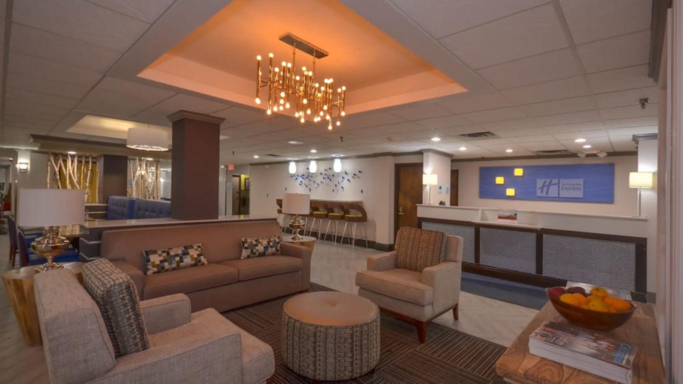 Holiday Inn Express & Suites Fayetteville-Univ Of Ar Area